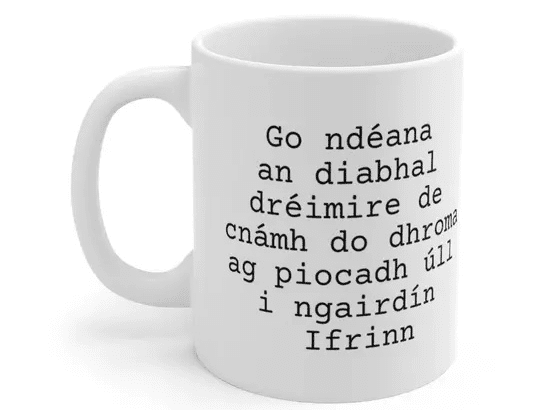 Go ndéana an diabhal dréimire de cnámh do dhroma ag piocadh úll i ngairdín Ifrinn – White 11oz Ceramic Coffee Mug